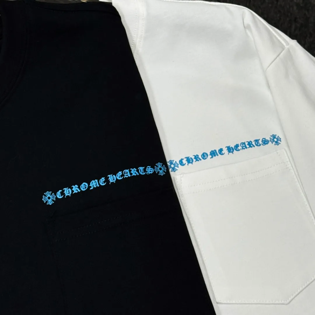 P180 Chrome Hearts Chrome Hearts 25 high-end versions. The fabric is made of 300 grams of high-density pure cotton. It does not deform or shrink. It has three labels. It is the same style for men and women. Technology: suede foaming + digital printing. Color: white, black. SIZE: S-XL.